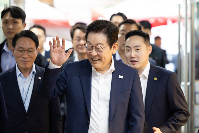 이재명 대통령이 추석 연휴 첫날인 3일 인천 강화제일풍물시장을 방문해 시민들과 인사하고 있다. 대통령실 제공