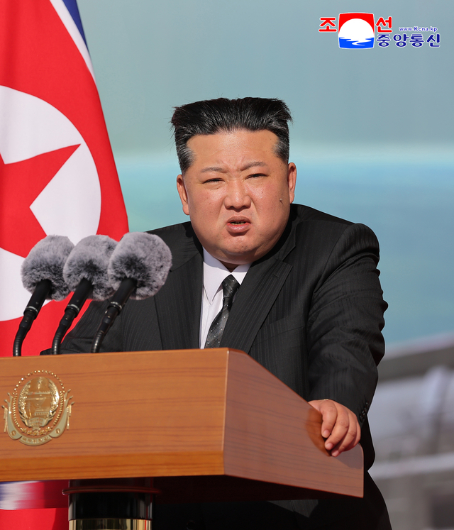 4일 평양에서 개막한 무장장비전시회 ‘국방발전-2025’에서 김정은 국무위원장이 연설을 하는 모습. 조선중앙통신 연합뉴스