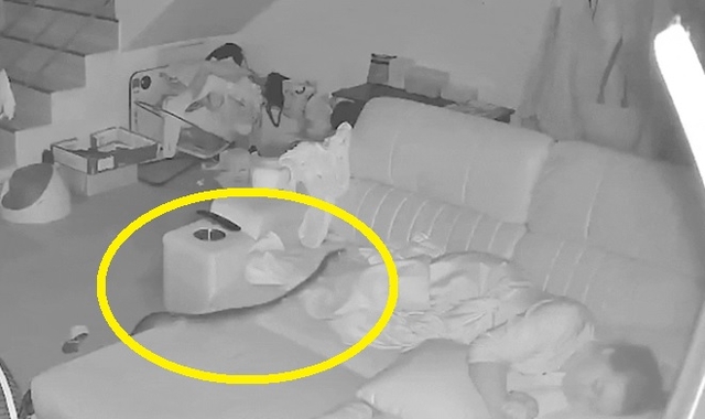 태국의 한 가정집에서 할머니가 자고 있는 사이 야생 비단뱀이 침실에 들어와 이불 위 다리를 타고 지나가는 아찔한 장면이 포착됐다. 뉴시스(데일리메일 캡처)