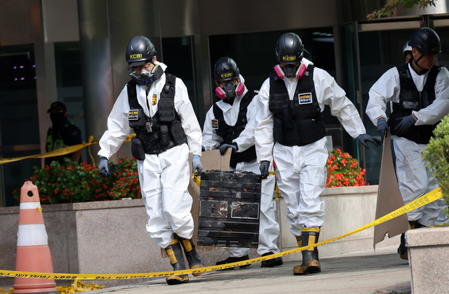 지난달 29일 오전 대전 유성구 국가정보자원관리원 화재 현장에서 경찰 관계자들이 불이 붙었던 무정전·전원 장치(UPS)용 리튬이온배터리를 옮기고 있다.  연합뉴스