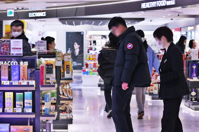 면세점에서 쇼핑하는 관광객들의 모습. [연합뉴스