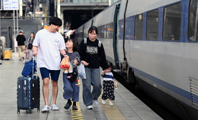 2일 오전 서울 중구 서울역에서 한 가족이 고향으로 향하는 기차를 타기 위해 이동하고 있다.
2025.10.02 윤성호 기자