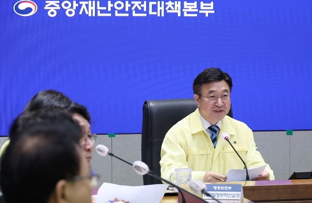 윤호중 중앙재난안전대책본부장(행정안전부 장관)이 지난 3일 오전 서울 종로구 정부서울청사 중앙재난안전상황실 서울상황센터에서 제9차 국가정보자원관리원 행정정보시스템 화재 관련 중앙재난안전대책본부 회의를 주재하고 있다. 행정안전부 제공