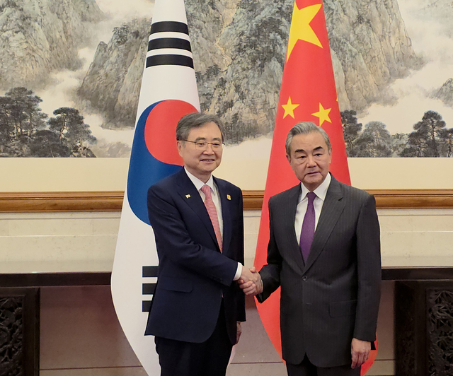 지나날 17일 중국 베이징 댜오위타이국빈관에서 조현(왼쪽) 외교부 장관과 왕이 중국 외교부장이 악수를 하며 기념촬영하고 있다. 연합뉴스