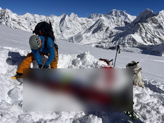 6일(현지시간) 네팔 동부 메라피크봉(6476m) 일대에서 구조대가 한국인 등산객의 시신을 수습하고 있다. 네팔전국산악안내인협회(NNMGA) 페이스북 캡처