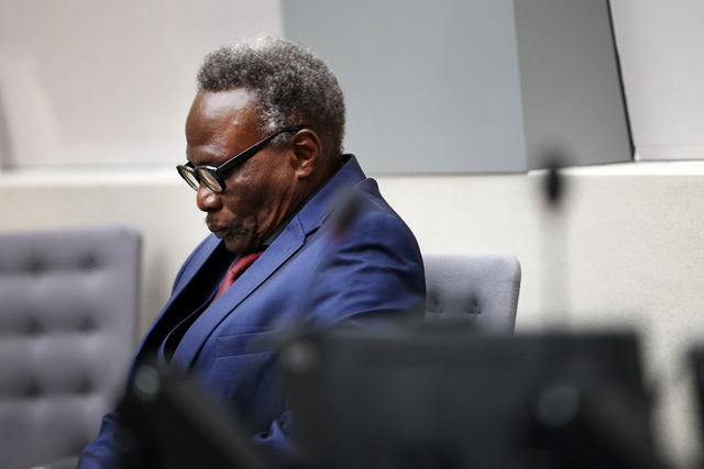 6일 네덜란드 헤이그에 있는 국제형사재판소 피고인석에 앉아 있는 잔자위드 민병대 지도자 알리 압드 알 라흐만.  로이터 연합뉴스