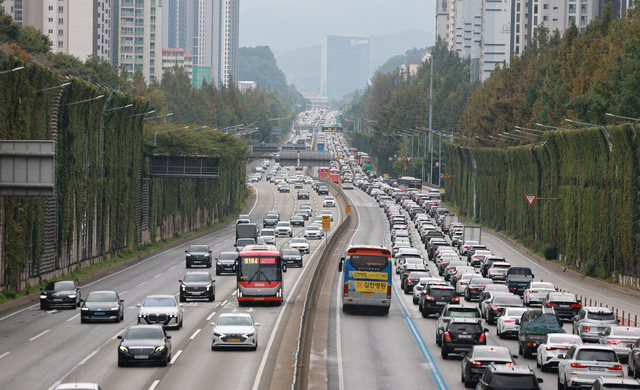 지난 3일 경부고속도로 서울 잠원나들목 인근 하행선이 정체를 빚는 모습. 연합뉴스