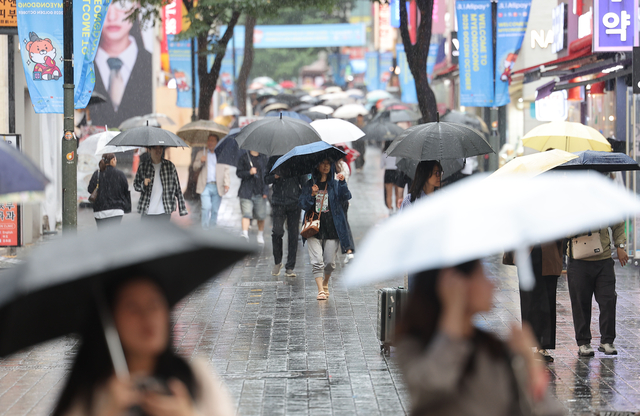 지난달 28일 비가 내리는 서울 중구 명동거리의 모습. 연합뉴스