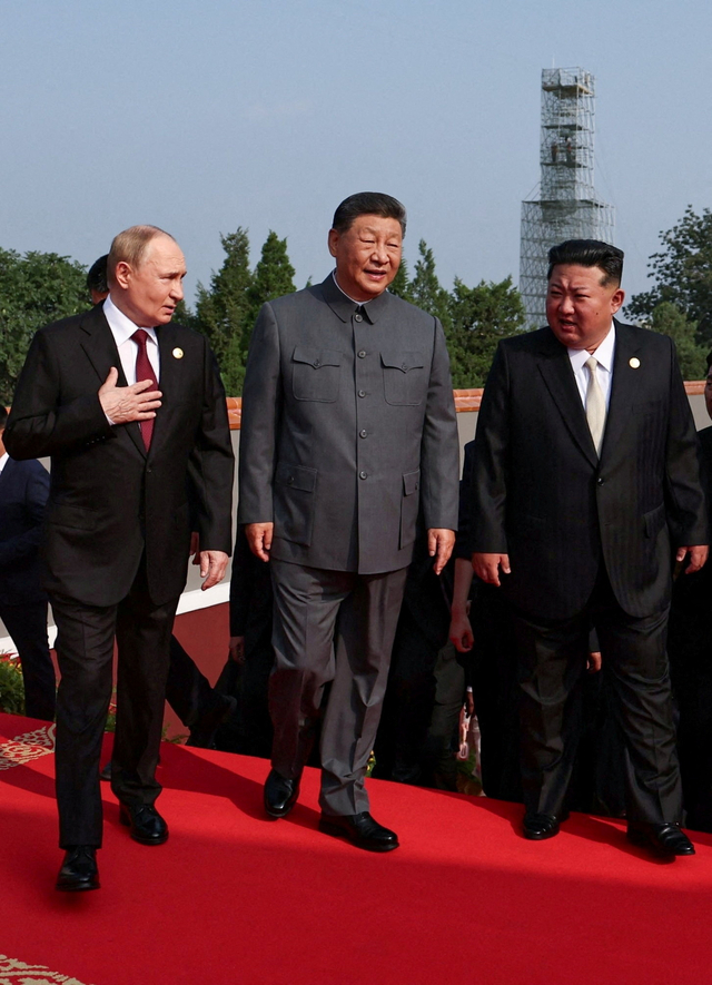 블라디미르 푸틴(왼쪽 첫 번째)  러시아 대통령과 김정은(오른쪽 첫 번째) 북한 노동당 총비서, 시진핑 중국 국가주석이 지난달 3일 중국 전승절을 맞아 베이징을 방문해 함께 이야기를 나누고 있다. 로이터 연합뉴스