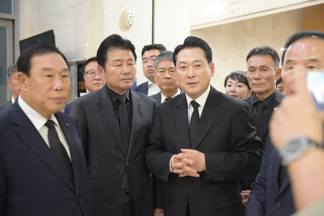 장동혁 국민의힘 대표가 4일 오후 세종시 한 장례식장에 마련된 국가전산망 장애 업무를 담당하다가 극단적인 선택을 한 행정안전부 공무원의 빈소를 찾아 조문한 뒤 발언하고 있다. 세종시 제공