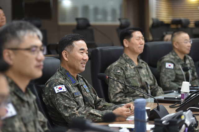 진영승 합참의장이 지난 6일 추석을 맞아 명절에도 작전중인 장병 및 군무원들과 지휘통화를 하며 이들을 격려하고, 연휴 간 확고한 군사대비태세 유지를 강조하고 있다. 합참 제공