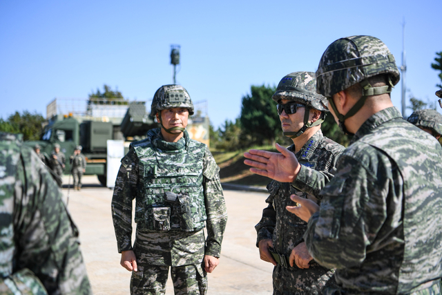 진영승 합참의장이 8일 해병 연평부대를 방문해 서해 최전방해역 사수를 위한 대비태세를 점검하고 작전현황을 보고받고 있다. 합참 제공