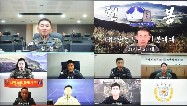 진영승 합참의장이 추석인 지난 6일 지·해·공 및 사이버 영역을 책임지는 작전부대, 대테러대응 팀의 장병 및 군무원들과 지휘통화를 하며 연휴기간 군사대비태세 유지를 강조하고 있다. 합참 제공