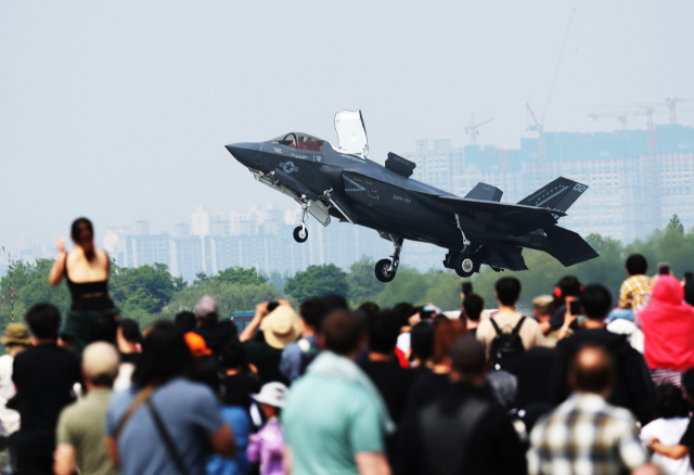 지난 5월 경기도 평택시 주한미공군 오산기지에서 열린 ‘오산 에어 파워 데이 2025’에서 미해병대 F-35B 전투기가 비행하고 있다. 연합뉴스