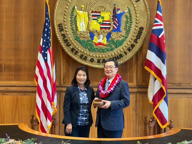 백승주 전쟁기념사업회장이 지난 2일(현지시간) 실비아 은정 루크 하와이 부주지사와 접견 후 기념사진을 쵤영하고 있다. 전쟁기념사업회 제공