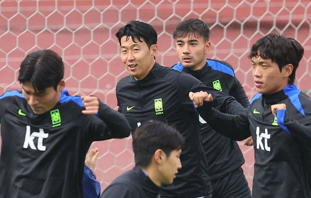 대한민국 축구 국가대표팀 손흥민과 옌스 카스트로프가 7일 고양종합운동장 보조구장에서 열린 축구 대표팀 오픈 트레이닝에서 훈련하고 있다. 2025.10.7 (고양=연합뉴스)