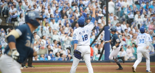 7일 대구 삼성라이온즈파크에서 열린 2025 KBO 포스트시즌 와일드카드 2차전 삼성 라이온즈와 NC 다이노스의 경기. 삼성 선발투수 원태인이 4회 초 NC 오영수의 높이 뜬 타구를 가리키고 있다. 2025.10.7 (대구=연합뉴스)