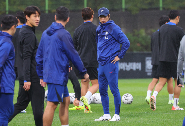 대한민국 축구 국가대표팀 홍명보 감독이 7일 고양종합운동장 보조구장에서 열린 축구 대표팀 오픈 트레이닝에서 생각에 잠겨있다. 2025.10.7 (고양=연합뉴스)