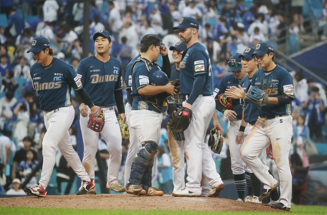 6일 대구 삼성라이온즈파크에서 열린 2025 KBO 포스트시즌 와일드카드 1차전 삼성 라이온즈와 NC 다이노스의 경기. NC가 4:1로 승리 후 선수들이 기뻐하고 있다. (대구=연합뉴스)