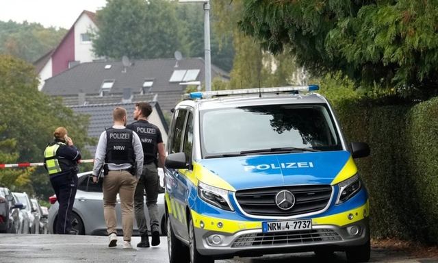 7일 독일 헤르데케의 신임 시장이 흉기피습을 당한 가운데 현지 경찰이 사건 현장으로 향하고 있다. AP 연합뉴스