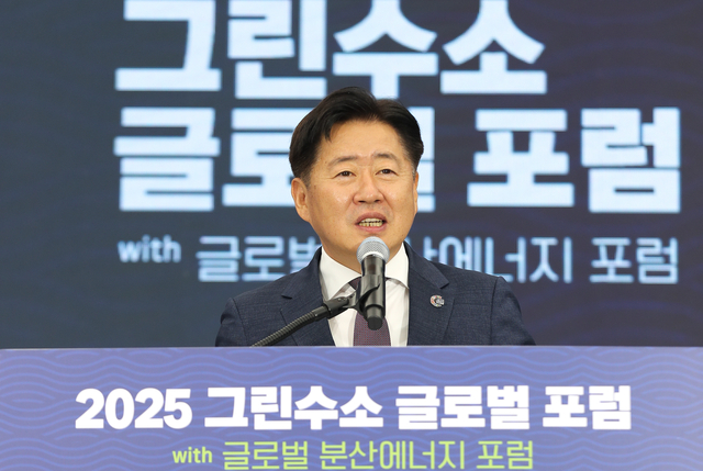 오영훈 제주지사가 지난달 26일 오후 제주 서귀포시 제주국제컨벤션센터에서 열린 ‘2025 그린수소 글로벌 포럼’ 국회수소경제포럼 특별세션에 참석해 환영사를 하고 있다. 뉴시스
