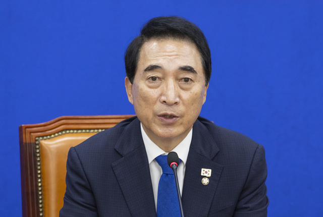 더불어민주당 박수현 수석대변인이 8일 국회에서 가진 기자간담회에서 추석 연휴 청취한 민심을 설명하고 있다. 연합뉴스