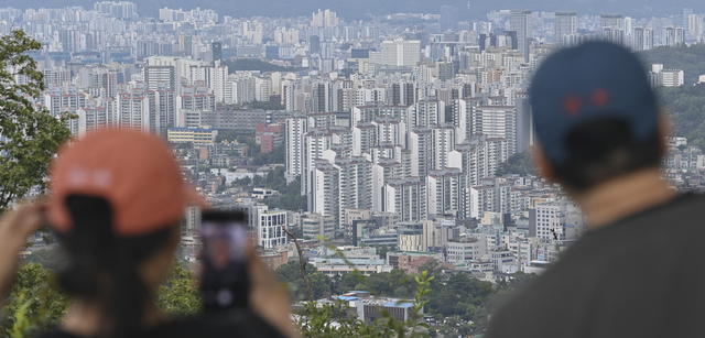 9월 7일 열린 부동산관계장관회의를 거친 정부가 총 135만가구 공급을 목표로 수도권 주택 공급 부족을 해소하고자 2030년까지 수도권에서 매년 신규 주택 27만가구 착공을 추진하는 내용의 주택공급 확대 방안을 발표했다. 사진은 이날 서울 중구 남산에서 바라본 서울 시내 아파트 단지 모습. 2025.09.07. 백동현 기자