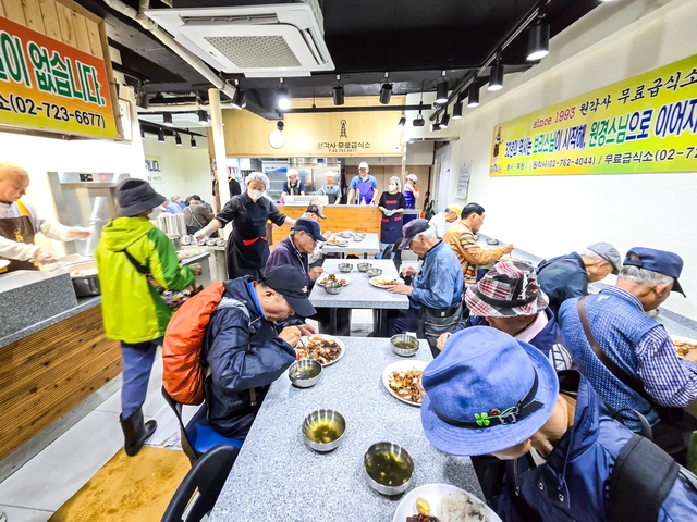 원각사 무료급식소 내부 모습. 이수복 작가