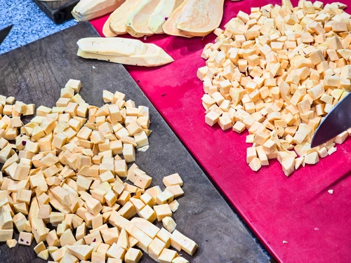 짜장밥에 들어갈 고구마가 잘게 썰려 있다. 이수복 작가