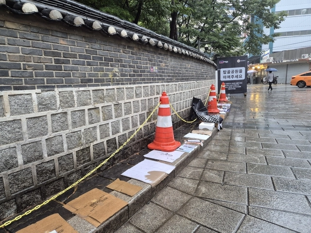 28일, 식사를 위해 원각사 무료급식소를 찾은 이들이 자기 순서를 표시하기 위해 박스를 깔아놓았다. 조언 기자