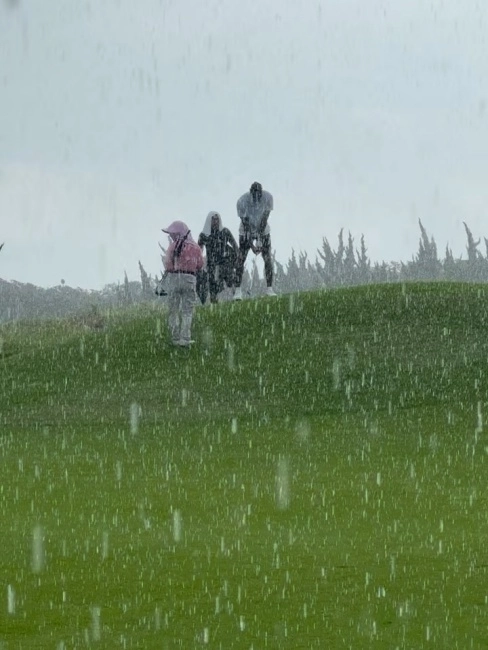 르브론 제임스는 엄청난 빗속에서도 골프를 이어가는 짧은 영상을 SNS에 공개했다. 일르 접한 이들은 ‘르브론이 골프에 푹 빠졌다’며 신기해 하는 반응이다. 르브론 제임스 인스타그램 캡처