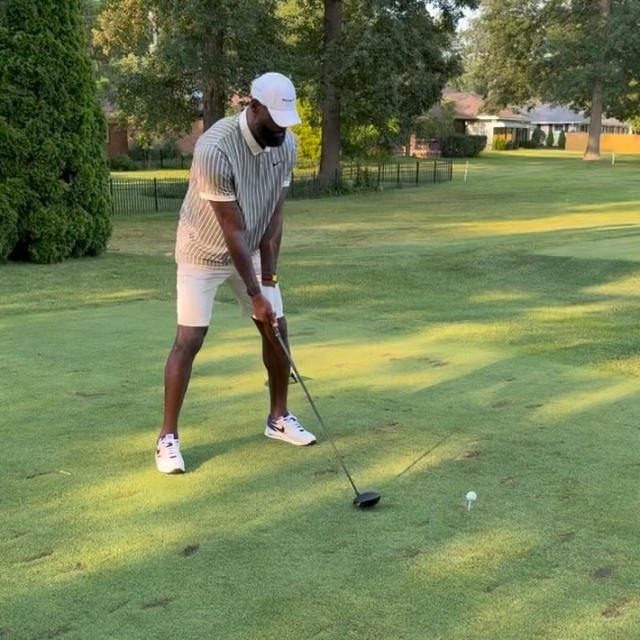 NBA를 대표하는 스타 르브론 제임스는 최근 자신의 SNS에 생애 처음으로 골프채를 잡고 스윙하는 모습을 공개했다. 르브론 제임스 인스타그램 캡처