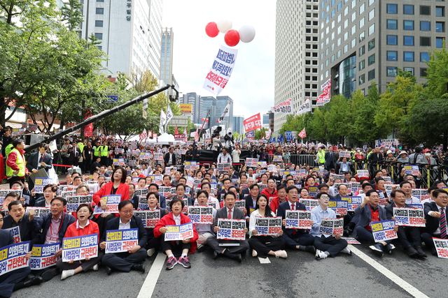 국민의힘 장동혁 대표를 비롯한 의원들이 지난달 28일 서울 시청역 인근 세종대로에서 열린 사법파괴 입법독재 국민 규탄대회에서 구호를 외치고 있다. 연합뉴스