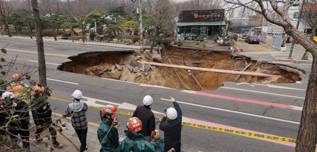 지난 3월 서울 강동구 도로에 대형 싱크홀이 발생해 오토바이 운전자 1명이 숨졌다. 연합뉴스