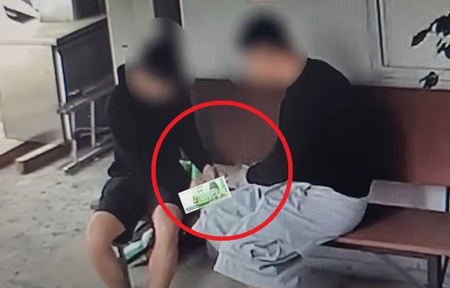 피의자들이 갈취한 돈을 나누는 모습이 담긴 CCTV 영상. 대한민국경찰청 유튜브 갈무리