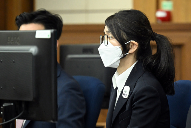 도이치모터스 주가조작 혐의와 통일교 금품수수 의혹 등으로 구속기소 된 김건희 여사가 지난달 24일 서울 서초구 서울중앙지법에서 열린 첫 재판에 출석해 있다. 사진공동취재단