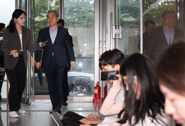 이종섭 전 국방부 장관이 28일 채상병 사건 외압·은폐 의혹을 수사하는 이명현 순직해병 특별검사팀의 서초동 사무실로 소환되고 있다.연합뉴스
