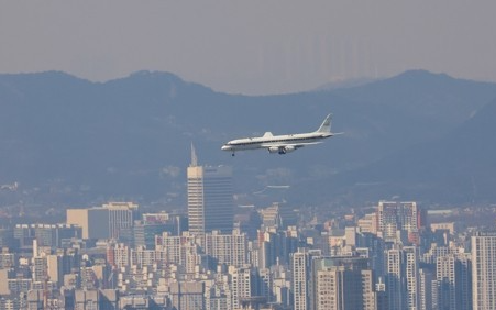 ‘아시아 대기질 공동 조사’ 일환으로 지난해 2월 26일 대기질 측정 장비가 설치된 미 항공우주국(NASA)의 연구용 DC-8 항공기가 서울 도심 위를 지나고 있다. 연합뉴스