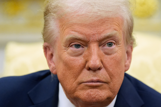 도널드 트럼프 미국 대통령이 9일(현지시간) 미국 백악관 집무실에서 알렉산더 스터브 핀란드 대통령과의 회담 중 경청하고 있다. AP 연합뉴스