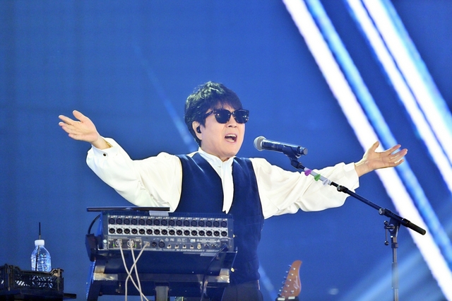 조용필이 광복 80주년 KBS 공연 ‘조용필, 이 순간을 영원히’에서 열창을 하고 있다.  KBS 제공