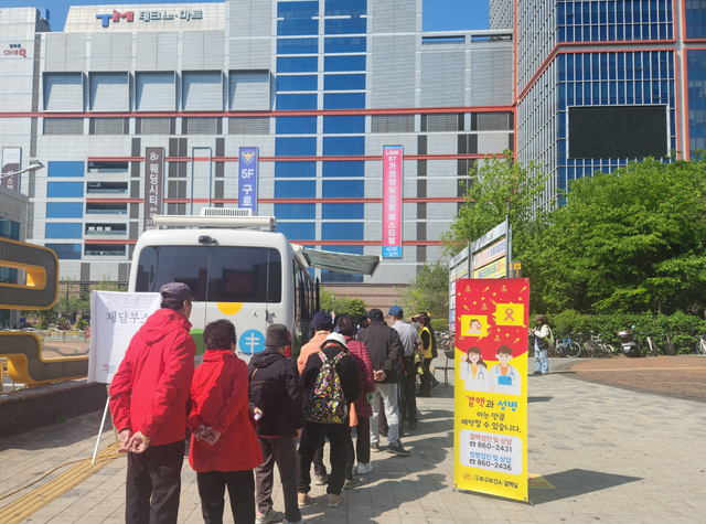 지난 4월 서울 구로구 신도림역에서 진행된 ‘찾아가는 결핵검진’을 어르신들이 기다리고 있다. 구로구청 제공