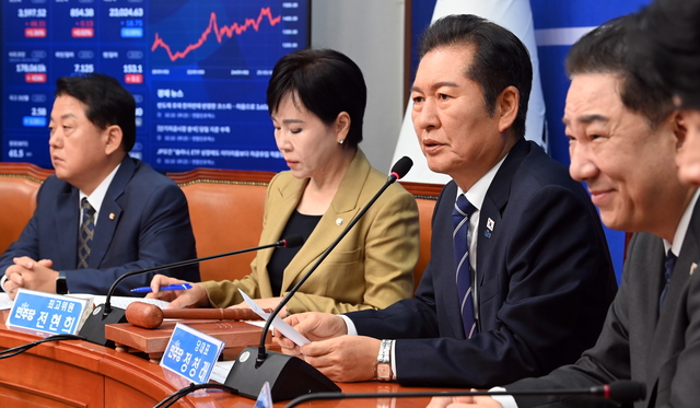 정청래(오른쪽 두 번째) 더불어민주당 대표가 10일 오전 국회에서 열린 최고위원회의에서 발언하고 있다. 곽성호 기자