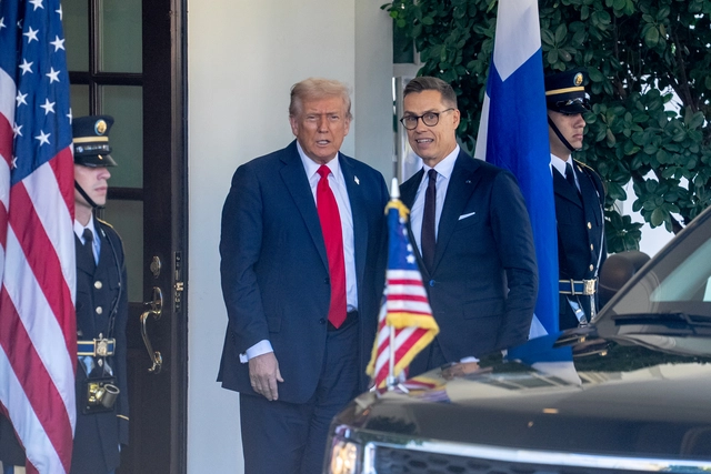 도널드 트럼프 대통령과 알렉산데르 스투브 핀란드 대통령이 10일 정상회담을 앞두고 워싱턴DC 백악관에서 만나 취재진을 향해 포즐르 취하고 있다. 신화통신 연합뉴스