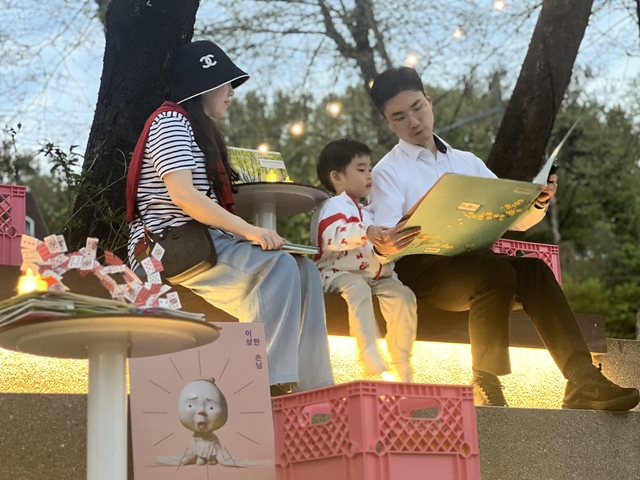 서울 서초구 ‘양재천 품은 양재도서관’ 의 독서계단. 서초구청 제공