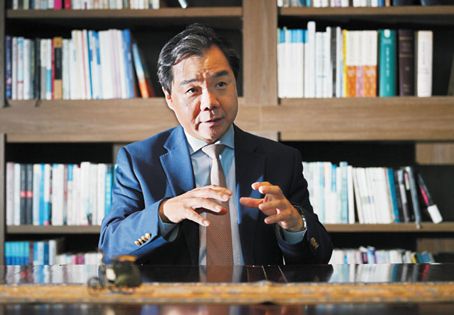 이재승 고려대 국제학부 장 모네 석좌 교수 겸 일민국제관계연구원장은 “재정 위기에서 비롯된 프랑스의 정치 혼란은 우리에게 적자 재정의 문제점, 타협 없는 정치적 대립의 결과 등 많은 것을 시사한다”며 “우리와 프랑스 국민 기질 사이에 공통점이 많다는 점에서 더욱 우려감이 크다”고 밝혔다.  윤성호 기자