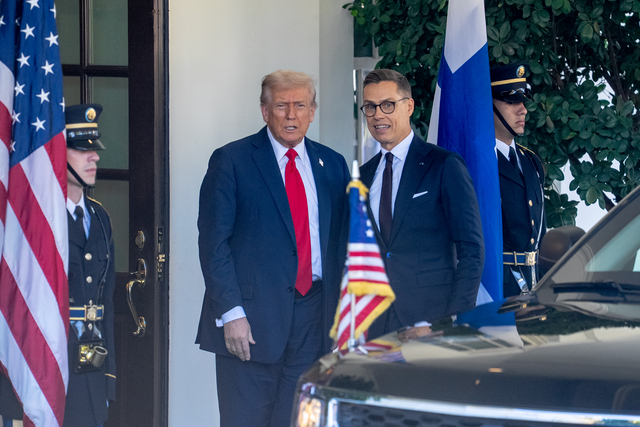 도널드 트럼프 미국 대통령과 알렉산데르 스투브 핀란드 대통령이 9일 워싱턴DC 백악관에서 만나 취재진을 응시하고 있다. 신화통신 연합뉴스