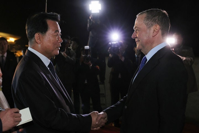 임천일(왼쪽) 북한 외무성 부상이 8일 조선 노동당 창건 80주년을 앞두고 평양을 방문한 드미트리 메드베데프 러시아 국가안보회의 부의장을 영접하고 있다.  AP 뉴시스