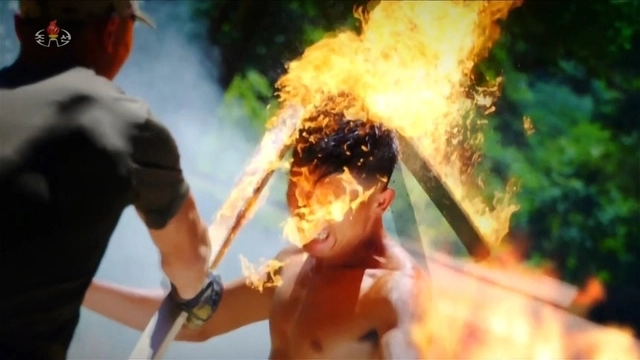 지난 10일 평양 김일성광장에서 열린 북한 조선노동당 창건 80주년 경축 열병식에서 특수부대가 훈련하는 모습을 담은 영상이 상영됐다. 한 군인이 불붙은 몽둥이를 머리로 깨고 있다. 조선중앙TV 캡처/연합뉴스