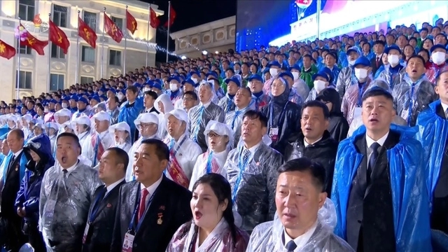 지난 10일 평양 김일성광장에서 열린 북한 조선노동당 창건 80주년 경축 열병식에서 비가 거세게 내리고 있다. 비옷을 입은 주민들이 흠뻑 젖은 채 관람하는 모습. 조선중앙TV 캡처/연합늇