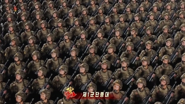 지난 10일 평양 김일성광장에서 열린 북한 조선노동당 창건 80주년 경축 열병식에서 강원도 회령군에 위치한 제1군단이 진군하고 있다. 조선중앙TV 캡처 /연합뉴스0.11.jpg